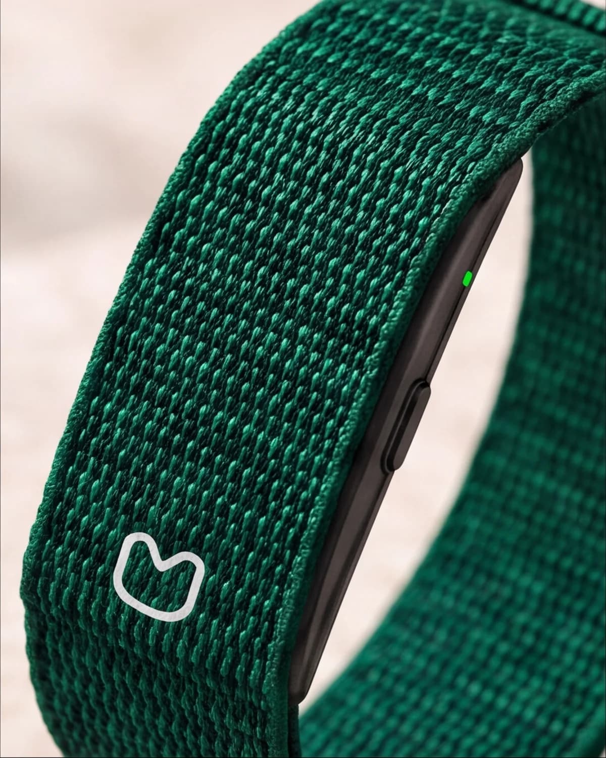 Detalhe da malha verde da pulseira MedicalPulse e do símbolo da marca