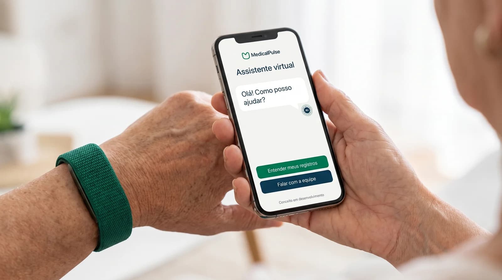 Mãos segurando um celular com o assistente virtual MedicalPulse iniciando uma conversa e a opção de falar com a equipe