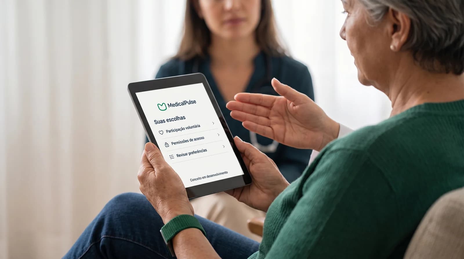 Participante consulta suas escolhas de privacidade em um tablet com orientação de uma profissional